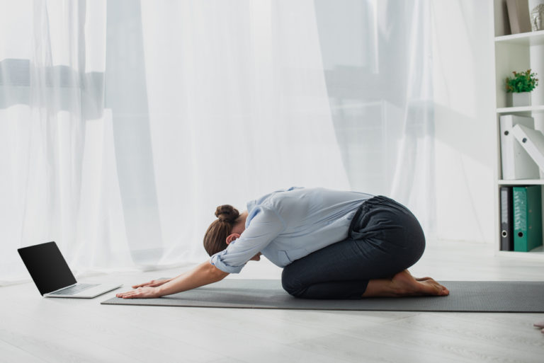 OFFICE YOGA | YOGA POSES YOU CAN DO AT YOUR DESK - Mylene RIETKERK